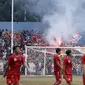 The Jakmania saat menyaksikan pertandingan Persija Jakarta melawan Persika Karawang pada laga uji coba di Stadion Soemantri Brodjonegoro, Kuningan, Jakarta, Sabtu (30/12/2017). Persija menang 3-1 atas Persika. (Bola.com/M Iqbal Ichsan)
