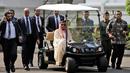 Presiden Jokowi mengajak Raja Salman bin Abdulaziz Al Saud keliling halaman Istana Merdeka dengan menaiki mobil golf, Jakarta, Kamis (2/3). (AFP Photo/ Pool/DITA ALANGKARA)