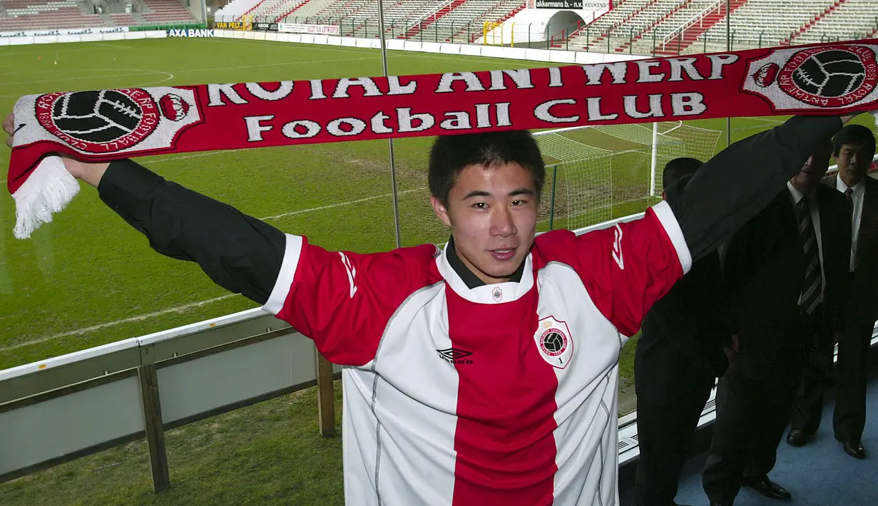 Akibat tak mendapat tempat di tim utama, Manchester United langsung meminjamkan Dong Fangzhuo ke Royal Antwerp selama 3 musim hingga pertengahan musim 2006/2007. Ia total tampil dalam 57 laga dengan torehan 34 gol dan 3 assist selama masa peminjaman tersebut. (AFP/Belga/Peter De Voecht)