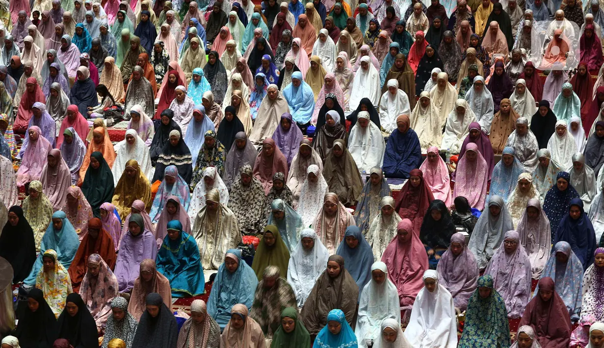 Ribuan warga Jakarta dan sekitarnya memadati Masjid Istiqlal di hari pertama pelaksanaan shalat tarawih 1445 Hijriah. (Liputan6.com/Angga Yuniar)