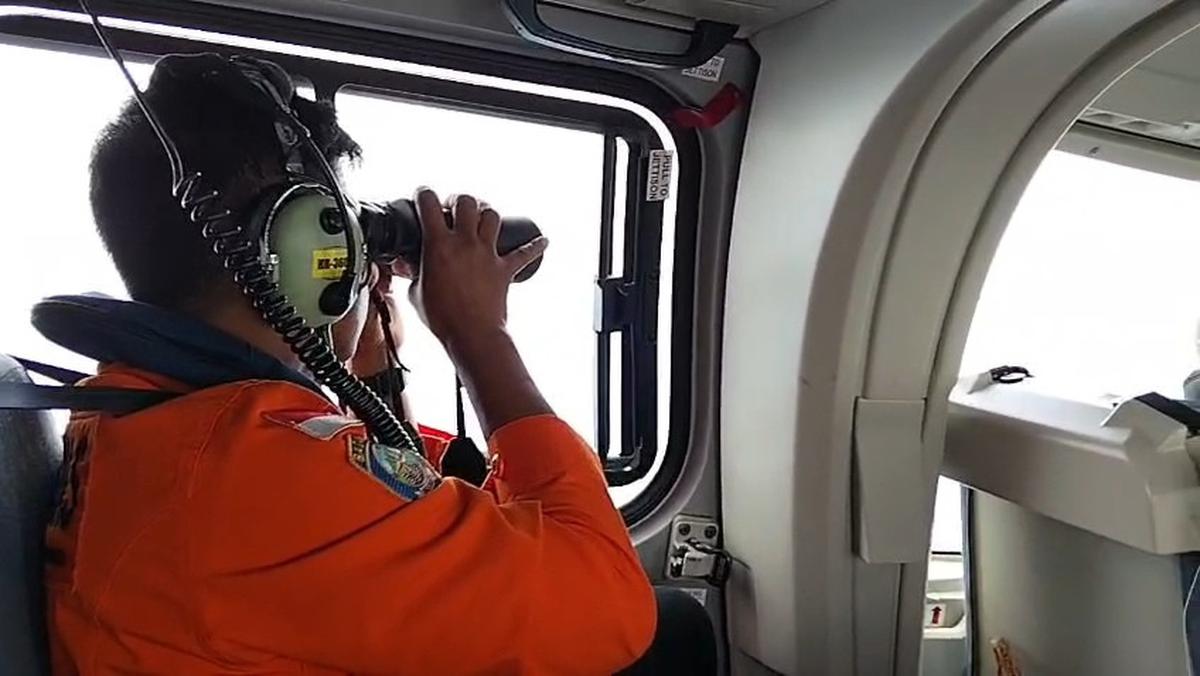 Tim SAR perluas pencarian penumpang KM Virgor Transport di laut jawa. (Istimewa).