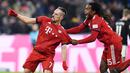 Gelandang Bayern Munich, Franck Ribery, melakukan selebrasi usai membobol gawang RB Leipzig pada laga Bundesliga di Allianz Arena, Kamis (20/12). Bayern Munich menang 1-0 atas RB Leipzig. (AFP/Chirstof Stache)