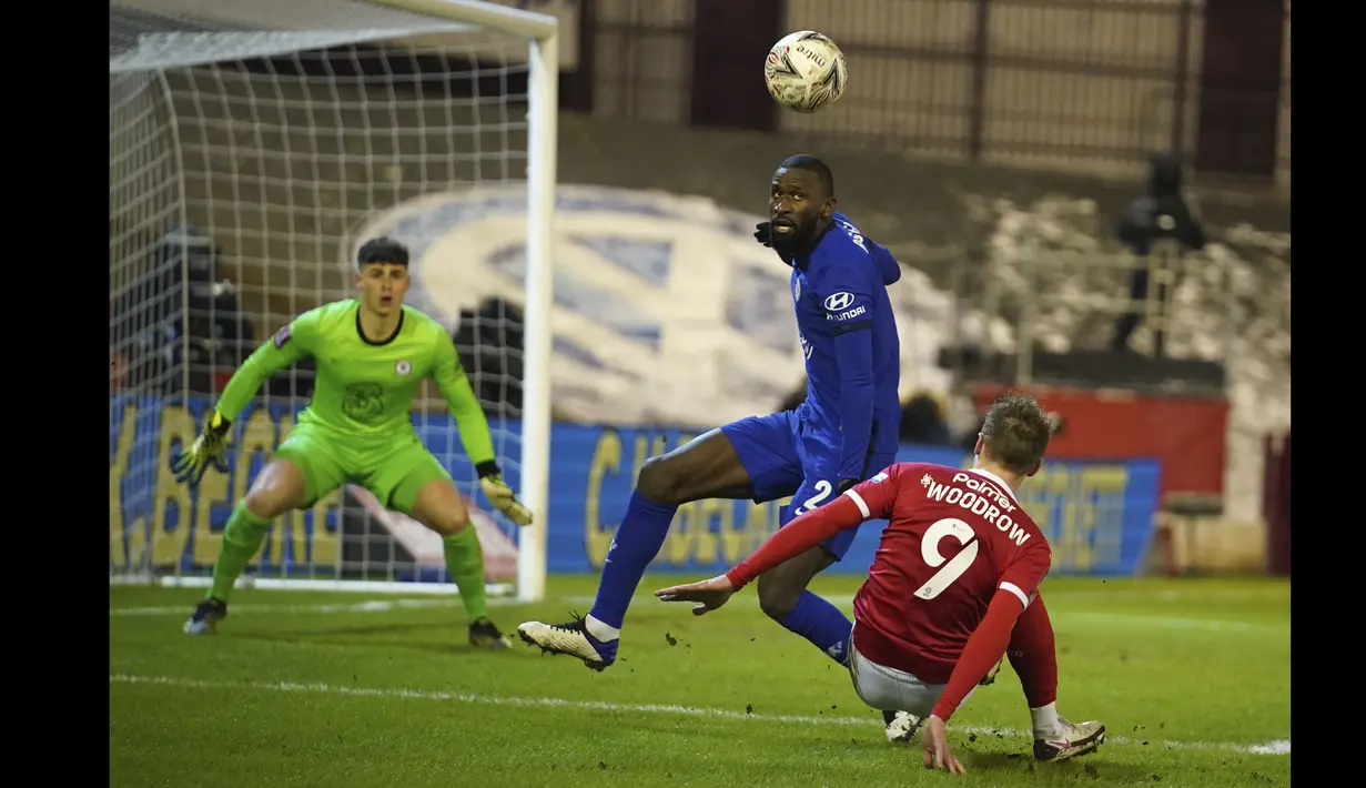 Tampil mengandalkan pressing tinggi, Barnsley mencoba mengancam pertahanan Chelsea yang dijaga oleh Antonio Rudiger. (Foto: AP/Pool/Dave Thompson)