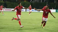 Dua pemain Timnas Indonesia, Evan Dimas (kiri) dan Irfan Jaya ketika melawan Kamboja di Piala AFF 2020. (PSSI).