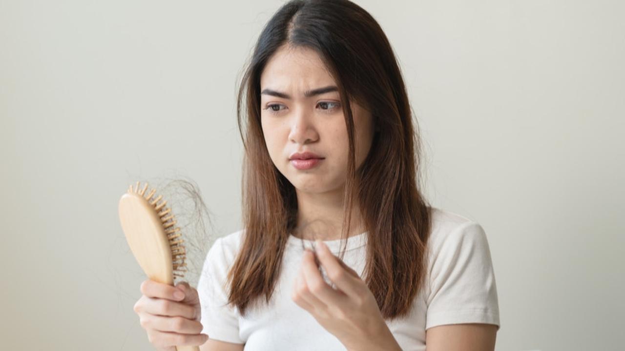 Cara Mengatasi Rambut Rontok Menggunakan Bahan Alami dan Sehat, Ketahui Juga Penyebabnya