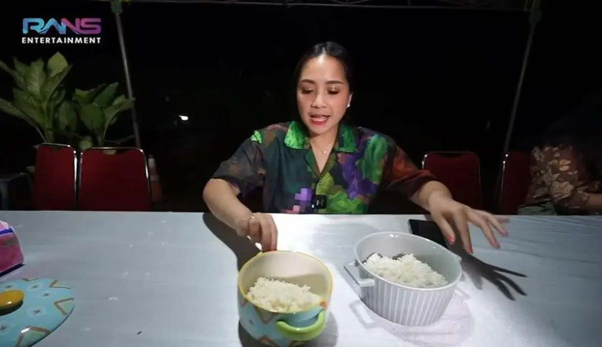 Nagita Slavina sendiri mengaku memang tak pernah memegang uang kecil saat keluar jajan. Aksi nagita ini justru menimbulkan kontroversi netizen yang kerap menerima kembalian uang 500 rupiah. (Liputan6.com/Youtube/Rans Entertainment)