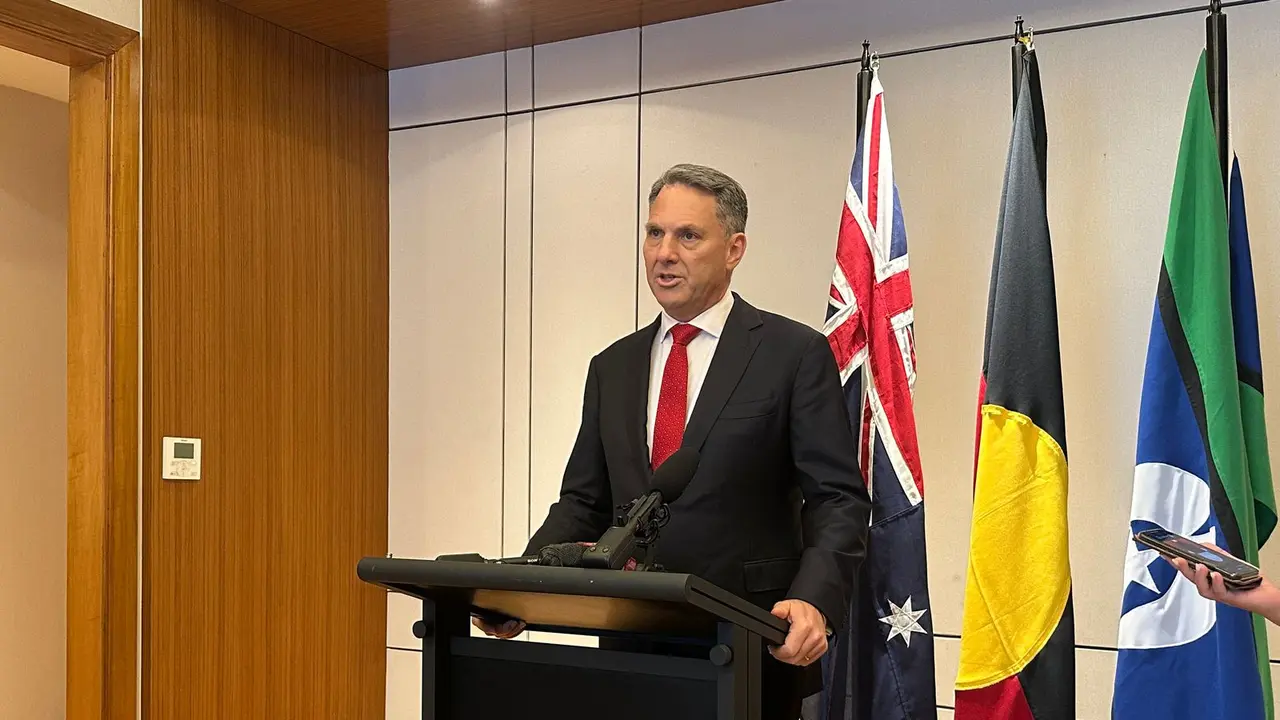 Wakil Perdana Menteri sekaligus Menteri Pertahanan Australia Richard Marles dalam pernyataan pers kepada media, Kamis (5/6/2025). (Liputan6.com/Benedikta Miranti)