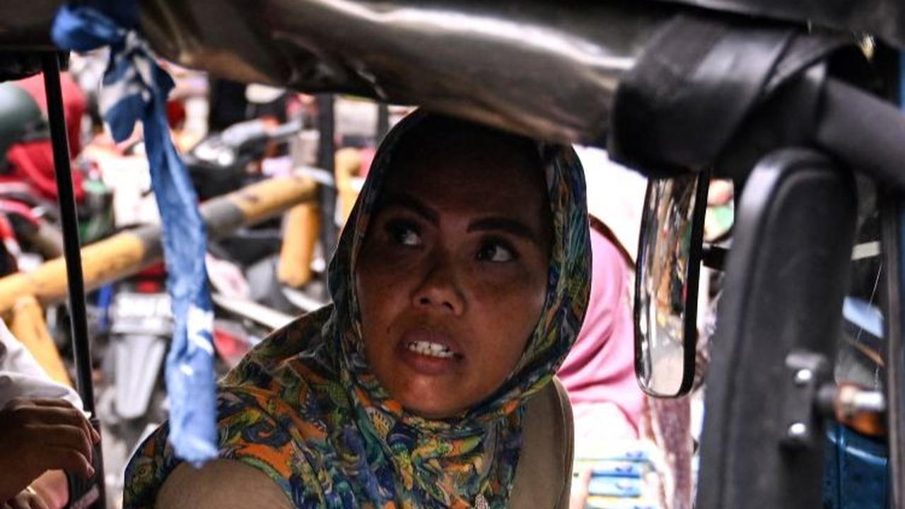 FOTO: Cerita Tangguh Ekawati, Ibu Tunggal Jadi Sopir Bajaj Demi Hidupi Empat Anak