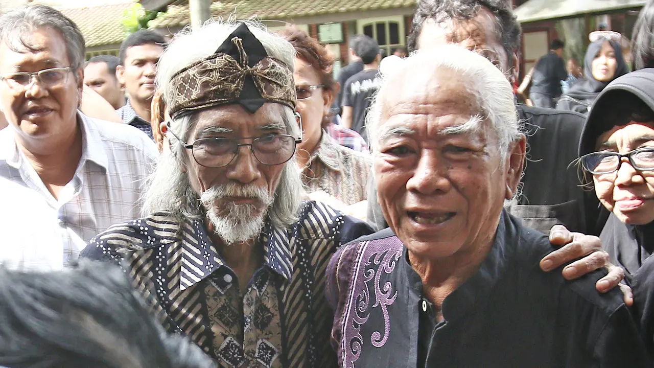 Momen Haru Nomo Meratapi Jenazah Yon Koeswoyo