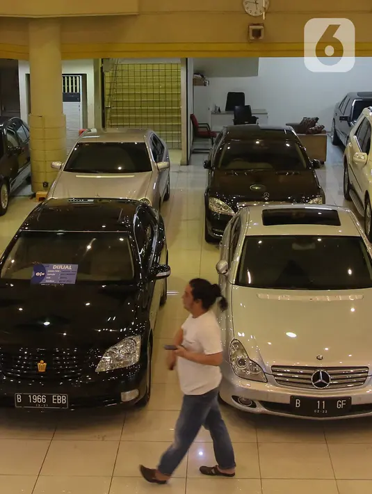 Aktivitas jual beli mobil bekas di bursa mobil bekas Mall Blok M, Jakarta, Jumat (8/10/2021). Sempat sangat redup, kini penurunan level PPKM membuat pasar mobil bekas berangsur pulih. (Liputan6.com/Angga Yuniar)