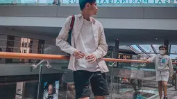 Rizwan Fadilah alias Njan adik Rizky Fabian ini suka gaya yang simpel, tapi stylish terlihat dari unggahannya di Instagram saat berpose mengenakan celana pendek dipadu dengan kaos dan kemeja di Marina Bay Sands. (Instagram/rizwanfadilah.a.s)