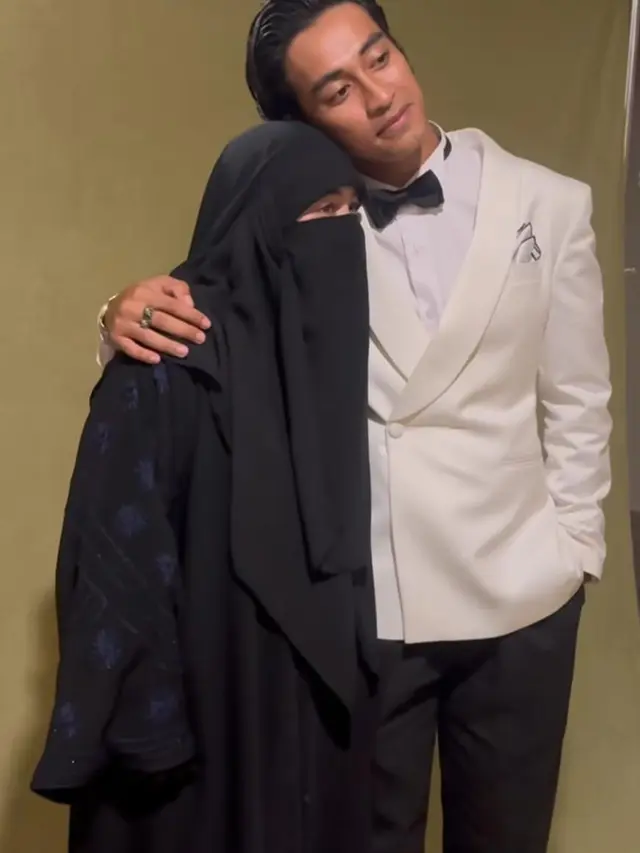 Umi Pipik Sampaikan Pesan Menyentuh  untuk Abidzar di Premiere 'A BUSINESS PROPOSAL'. (Instagram/_ummi_pipik_)