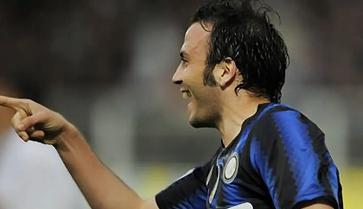 Giampaolo Pazzini menjadi pahlawan kemenangan Inter Milan usai memborong gol kemenangan 2-1 atas Cesena dalam lanjutan Serie A di Stadio Dino Manuzzi, 30 April 2011. AFP PHOTO/Alberto Lingria