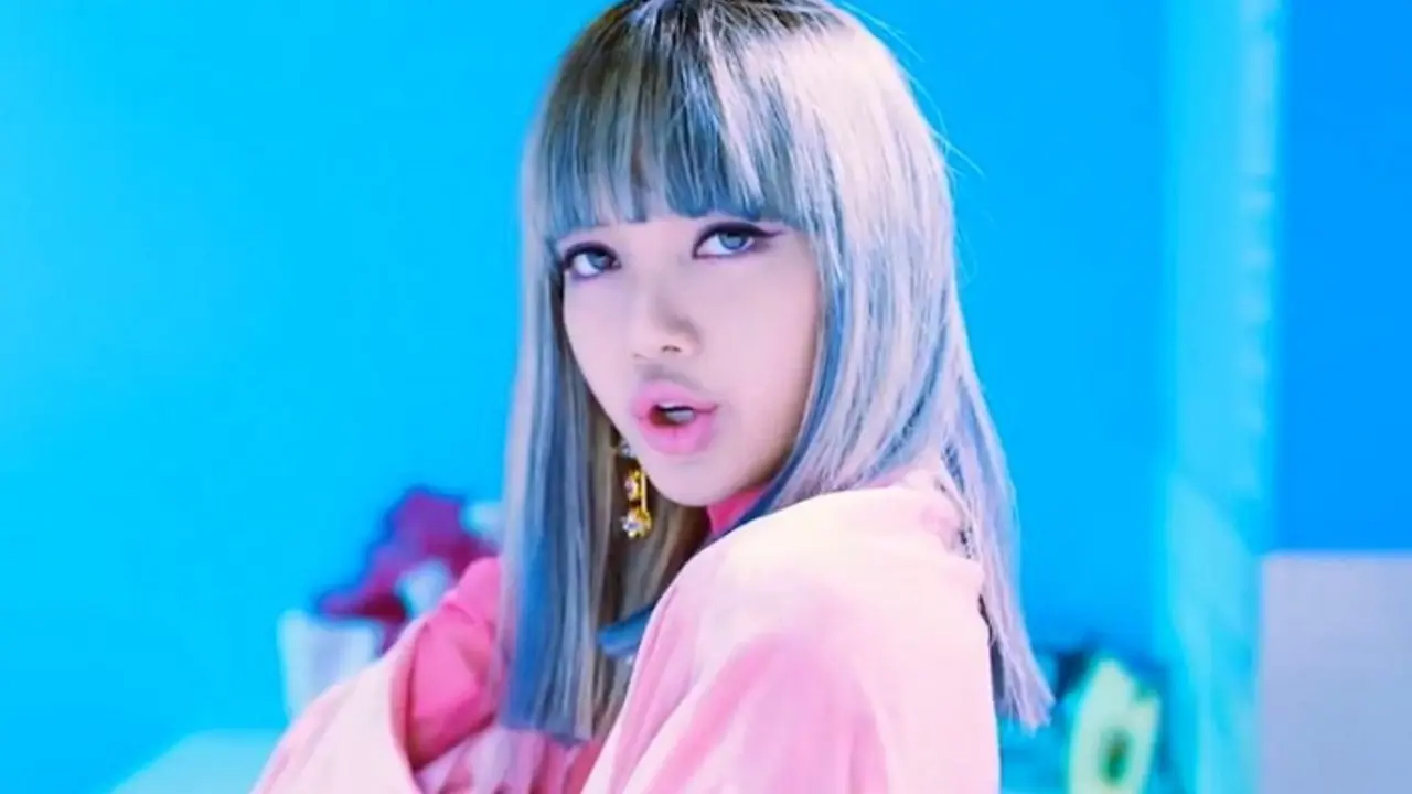 Lisa `BLACKPINK`