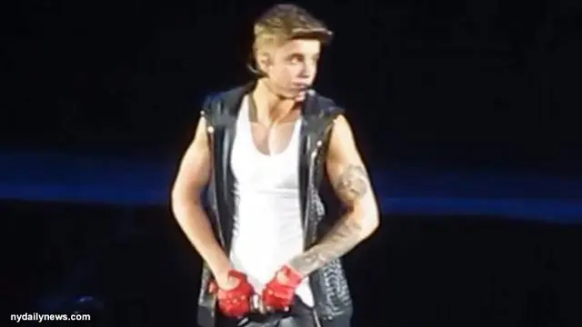 OMG! Justin Bieber Masukkan HP Fans ke Celana Dalamnya