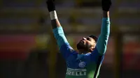 Gabigol merayakan gol perdananya untuk Inter Milan dalam pertandingan melawan Bologna pada pekan ke-25 Liga Italia Serie A 2016-2017. (AFP/Filippo Monteforte)