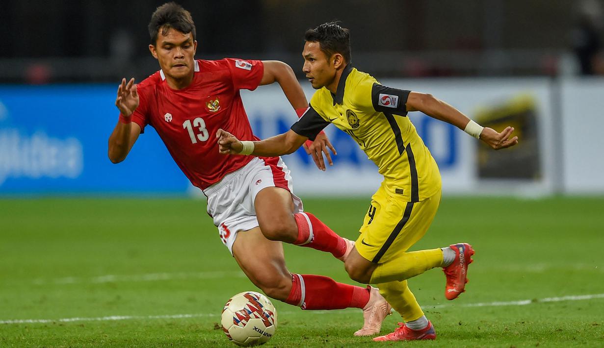 Rachmat Irianto memiliki catatan yang mengagumkan selama fase grup Piala AFF 2020. Sebagai gelandang bertahan, ia mampu memenangkan 8 kali perebutan bola, 4 sapuan, 3 block, dan 5 intersep. Selain itu, Rian juga sukses menyumbang 2 gol selama 256 menit bermain. (AFP/Roslan Rahman)