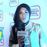 Rizma Uldiandari mendapatkan kesempatan untuk tampil di acara Indonesian Social Media Awards (ISMA) 2K16. Berlenggak-lenggok di atas panggung, bagaimana perasaan Rizma?