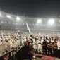 Massa pendukung Prabowo-Sandi salat berjamaah di Stadion GBK Senayan.