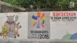 Mural bertemakan Asian Games 2018 menghiasi sebuah tembok di kawasan Jati Padang Utara, Jakarta, Sabtu (12/5). Mural tersebut dibuat untuk mensosialisasikan perhelatan olahraga Asian Games ke 18 di Jakarta dan Palembang. (Liputan6.com/Herman Zakharia)