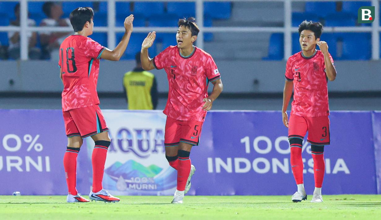 <p>Pemain Timnas Korea Selatan U-23 merayakan gol ang dicetak oleh Hwang Doyun ke gawang Timnas Indonesia U-23 dalam laga terakhir Grup J Kualifikasi Piala Asia U-23 2025 di Stadion Gelora Delta, Sidoarjo, Jawa Timur pada Selasa (9/9/2025) malam WIB. (Bola.com/Abdul Aziz)</p>