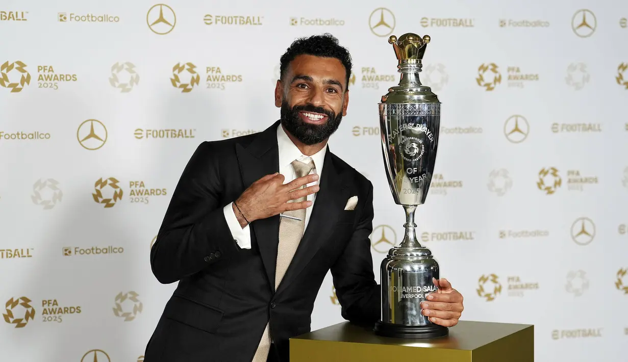 Pemain Liverpool, Mohamed Salah kembali menyabet penghargaan Asosiasi Pemain Profesional (PFA) player of the year musim 2024/2025 untuk ketiga kalinya. (AP Photo/PA/Martin Rickett)