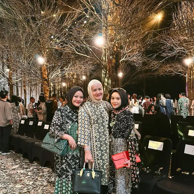 Menikah Tidak Didampingi Ayah, Ini 6 Potret Dea Sahirah dan Ibunda
