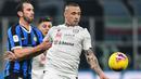 2. Radja Nainggolan (Cagliari) - Meski terbuang dari Inter Milan, gelandang serang berusia 31 tahun ini mampu kembali menunjukan kemapuannya di Cagliari. Dari 21 penampilannya, Radja Nainggolan menyumbangkan 5 gol dan 5 assist di musim ini. (AFP/Miguel Medina)