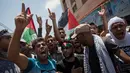 Pelayat menyuarakan slogan kemarahan saat pemakaman perawat Palestina, Razan Najjar di Kota Khan Younis, Jalur Gaza Selatan, Sabtu (2/6). Setelah ditembak, Razan sempat dilarikan ke rumah sakit meski nyawanya tidak tertolong. (AP Photo/Khalil Hamra)