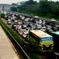Ribuan kendaraan terjebak macet di Tol Cikampek menuju Jakarta, Minggu (10/7/2016) pagi. (Liputan6.com/Abramena)