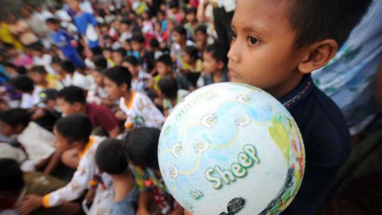 Polwan cantik hibur anak korban bentrokan di Lampung