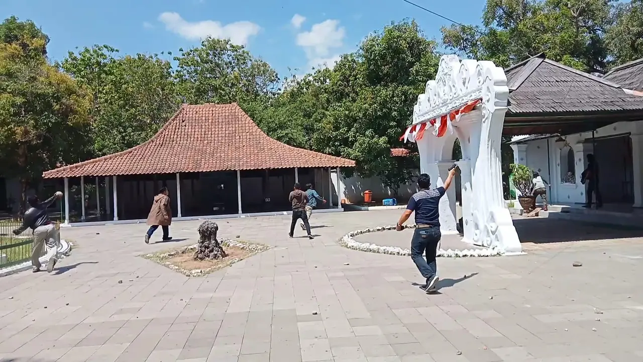 Buntut Dari Tawuran Dua Kubu Berebut Takhta di Keraton Kasepuhan Cirebon