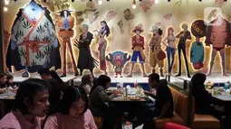Pengunjung bisa menikmati menu khas yang terinspirasi karakter anime One Piece. (Liputan6.com/Angga Yuniar)