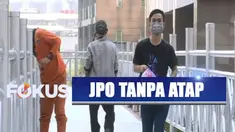 Pencopotan atap jembatan agar pejalan kaki dapat menikmati pemandangan gedung-gedung tinggi tanpa penghalang.