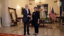 Menlu RI Retno Marsudi berjabat tangan dengan Menhan AS, Jim Mattis saat melakukan pertemuan, Jakarta, Senin (22/1). Menlu mengatakan, salah satu isu yang dibicarakan dalam pertemuan yaitu pengembangan regional Indo-Pasifik. (Liputan6.com/Arya Manggala)