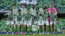 Starting XI pemain Real Betis dalam laga leg 1 semifinal Conference League 2024/2025 melawan Fiorentina di Benito Villamarin Stadium, Sevilla, Spanyol, Kamis (01/05/2025) waktu setempat. (AP Photo/Jose Breton)