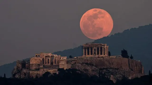 Supermoon di Acropolis Hill, Athena, Yunani pada Februari 2019 (AP)