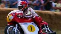 Giacomo Agostini menunggangi motor MV Agusta 500 Three. (Motorcycleonline.com)