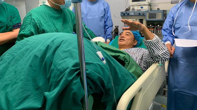 Aktor Simon Yam mendapat perawatan medis. (Emperor Entertainment Group via AP)