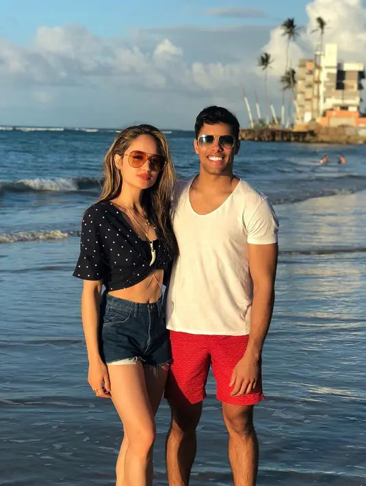 Saat mengunggah foto tersebut, Cinta tak menuliskan keterangan apapun. Hanya sebuah emoticon. Tapi dalam salah satu akun, menyebut bahwa setelah hari patah hati nasional, akan ada patah hari internasional. (Instagram/soyfrankgarcia)