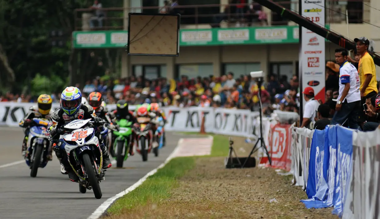 Disaksikan ratusan pasang mata, puluhan pembalap motor nasional beraksi di seri 1 Indoprix 2014 yang digelar di SIKC, Bogor, (27/4/2014). (Liputan6.com/Helmi Fithriansyah)