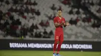 Gelandang Timnas Indonesia, Manahati Lestusen, memberikan semangat saat melawan Thailand pada laga Kualifikasi Piala Dunia 2022 di SUGBK, Jakarta, Selasa (10/9). Indonesia kalah 0-3 dari Thailand. (AFP/Vitalis Yogi Trisna)