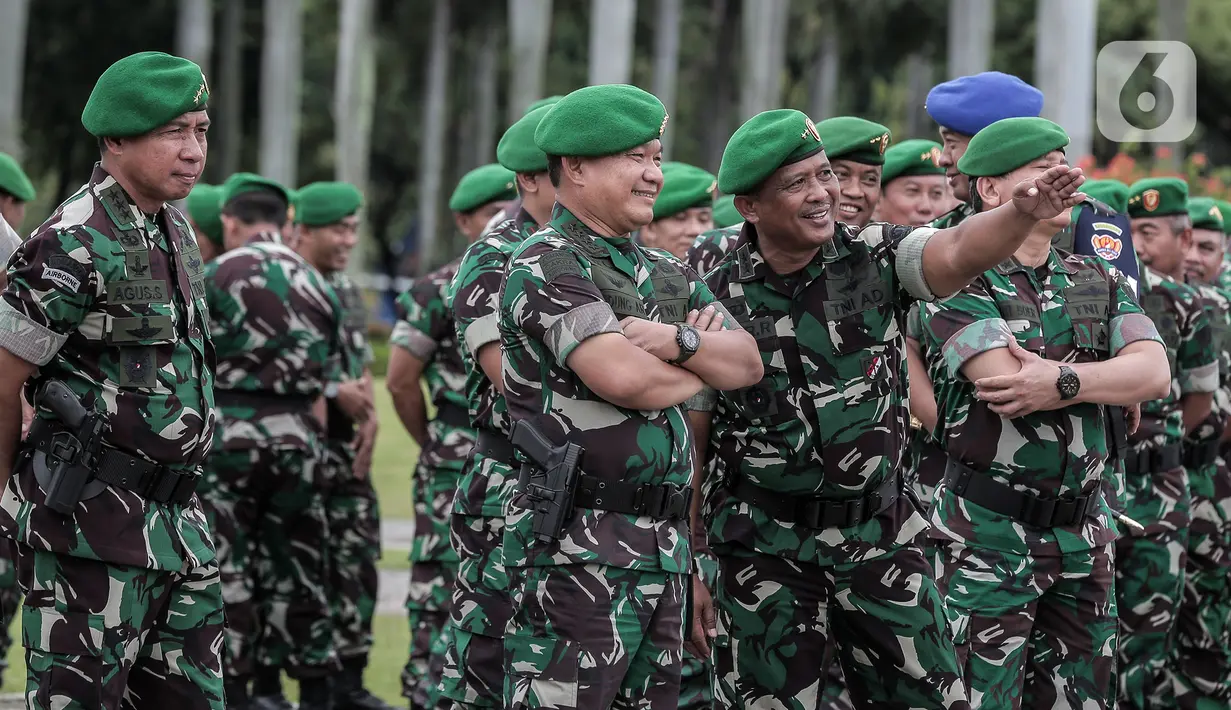 Kepala Staf Angkatan Darat (KSAD) Jenderal TNI Dudung Abdurachman (kedua kiri) saat memimpin Apel Gelar Kesiapsiagaan TNI Angkatan Darat di Lapangan Monumen Nasional (Monas), Jakarta Pusat, Rabu (26/10/2022). Di antara isi pidato KSAD adalah menekankan TNI AD dalam penanganan COVID-19, membantu masyarakat yang terkena bencana karena cuaca yang tidak menentu, menjaga dari segala bentuk ancaman radikalisme, memegang netralitas saat tahapan Pemilu 2024 mendatang, ketahanan pangan dan penanganan stunting, dan menjaga kesuksesan acara puncak G-20 mendatang. (Liputan6.com/Johan Tallo)
