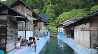 Uniknya Sungai di Maluku, Berkeramik Mirip Kolam Renang