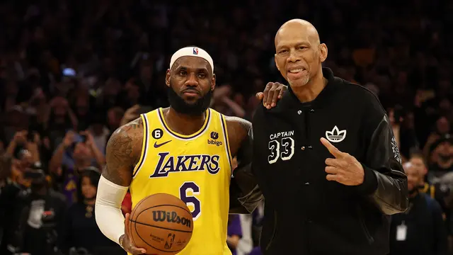 LeBron James bersama Kareem Abdul-Jabbar.