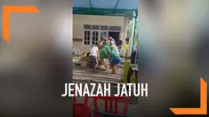 Ketika akan dibawa ke lokasi pemakaman, jenazah ini malah jatuh dari keranda. Diduga penyebab jatuhnya jenazah karena salah satu orang yang menggotong keranda oleng atau kehilangan keseimbangan.