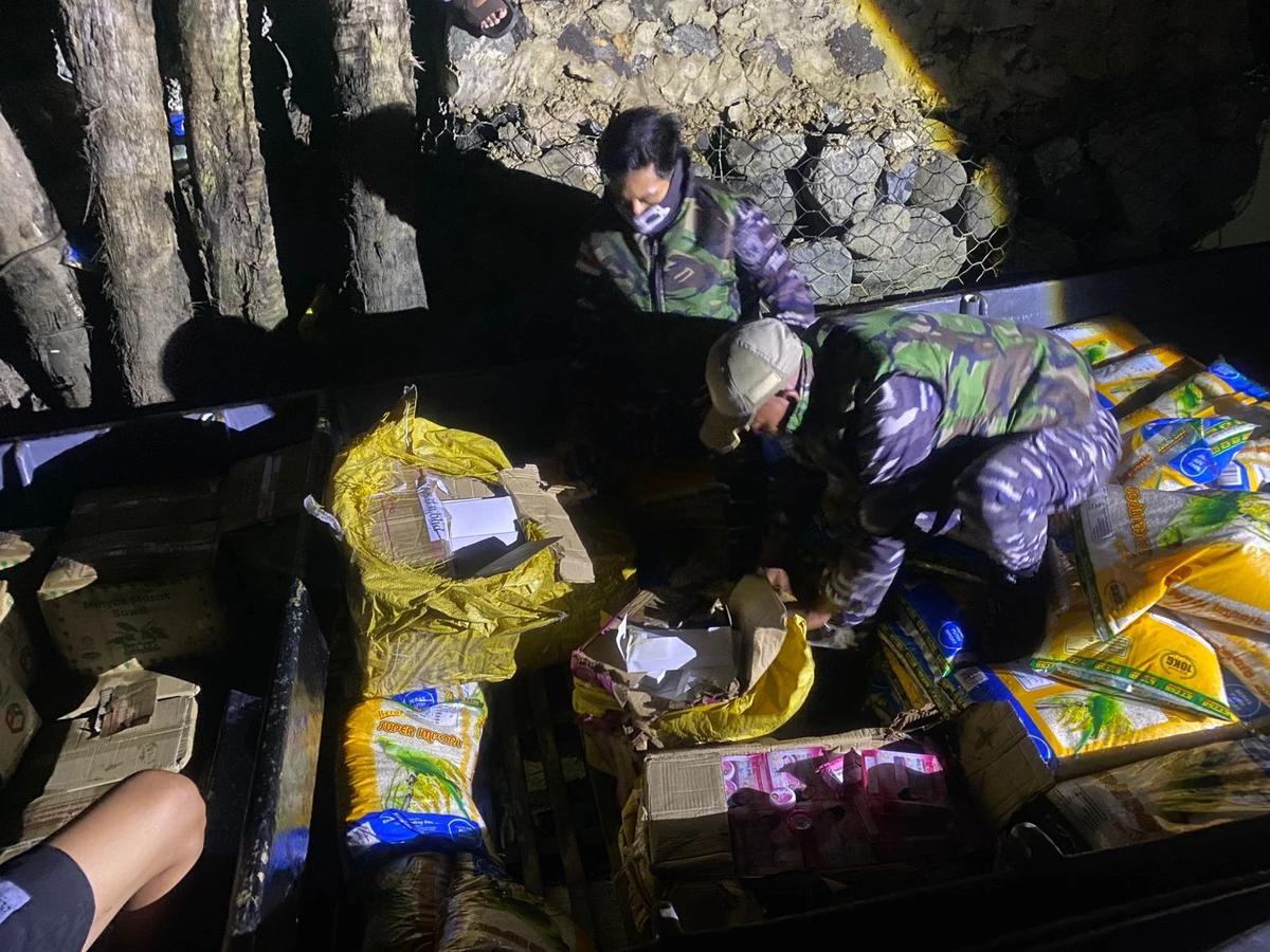 FOTO: TNI AL Gagalkan Penyelundupan Ribuan Kosmetik Ilegal di Perbatasan Sebatik