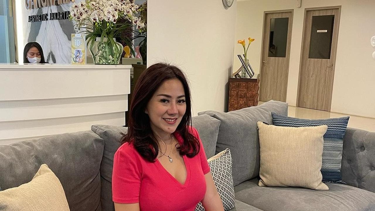 Bikin Seger Netizen, 7 Foto Tante Ernie Pemersatu Bangsa Saat Pakai Outfit Warna Cerah