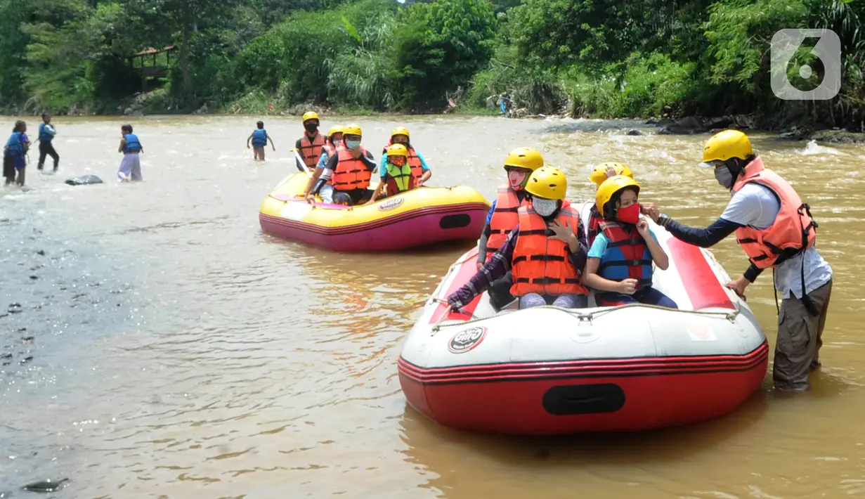 Anak-anak menggunakan masker saat rafting di kawasan Bendungan Katulampa, Bogor, Jawa Barat, Kamis (29/10/2020). Kegiatan yang diadakan oleh Hiking Bocah pada setiap akhir pekan atau libur panjang ini dalam rangka mengenalkan anak kepada alam. (merdeka.com/Arie Basuki)