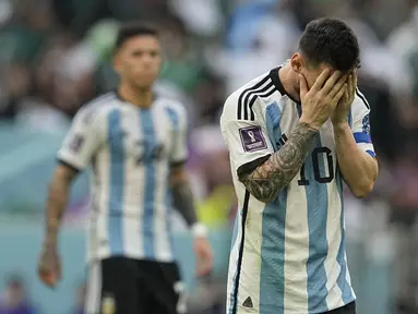 Argentina secara mengejutkan harus kalah 1-2 dari Arab Saudi pada matchday pertama Grup C Piala Dunia 2022, Selasa (22/11/2022). Padahal, La Albiceleste merupakan tim unggulan di perhelatan akbar sepak bola empat tahunan tersebut karena dihuni banyak pemain bintang. Selain Messi dan kolega berikut tim unggulan yang kalah di matchday pertama Piala Dunia. (AP/Ebrahim Noroozi)